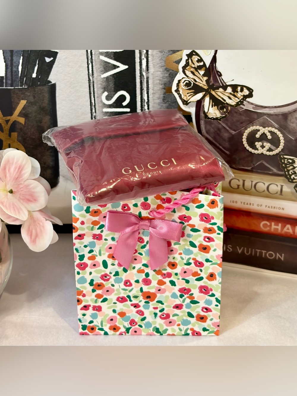 NIP GUCCI BEAUTY Floral
Compact 2 Sided Mirror. Includes floral shopping bag🌺💖🌸 - Picture 6 of 6